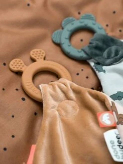 Doudou Plat Attache Sucette - DONE BY DEER Moutarde - Done By Deer -Produits Pour Bébé doudou plat attache sucette done by deer 2