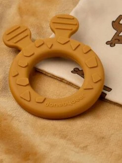 Doudou Plat Attache Sucette - DONE BY DEER Moutarde - Done By Deer -Produits Pour Bébé doudou plat attache sucette done by deer 4